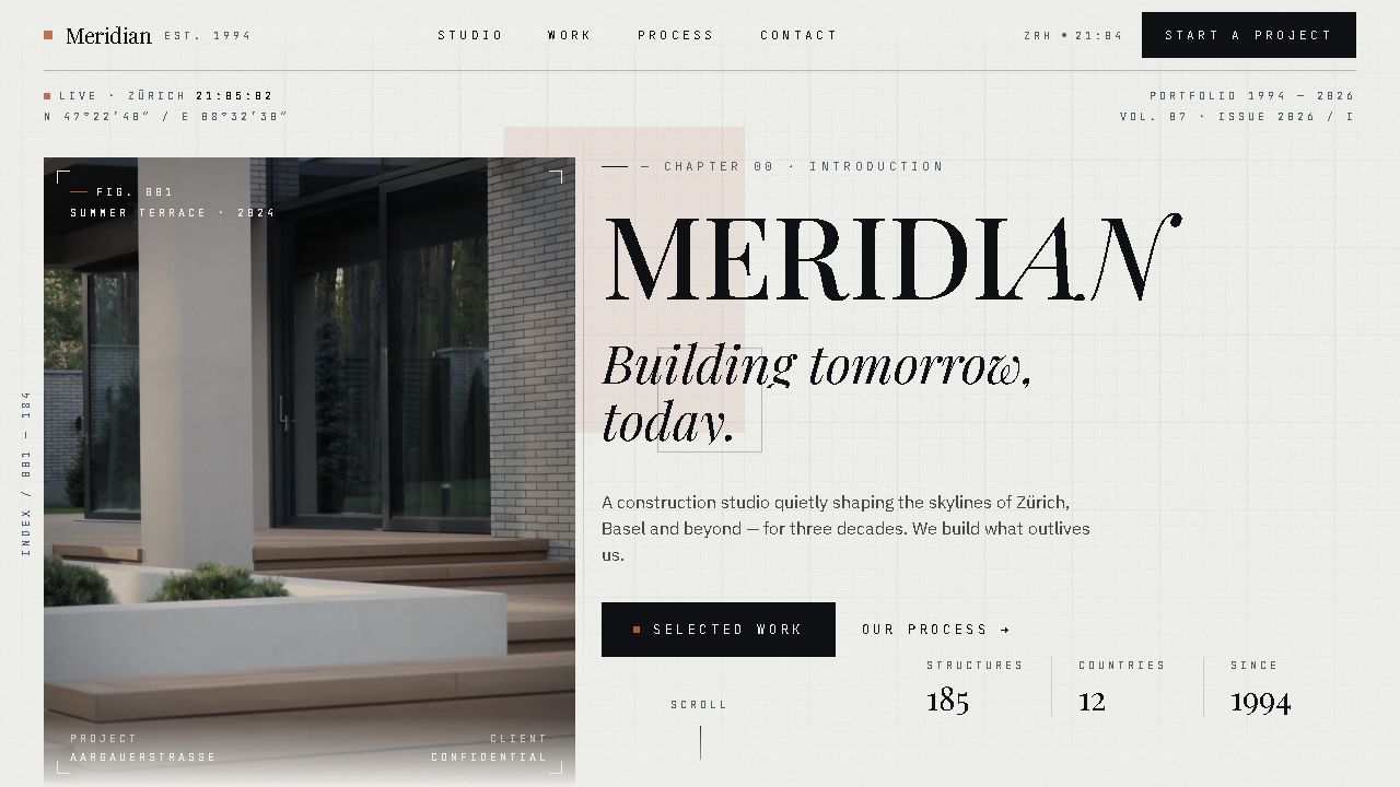 Ekran otwarcia strony Meridian Construction z fotografią realizacji, dużym tytułem i siatką katalogową