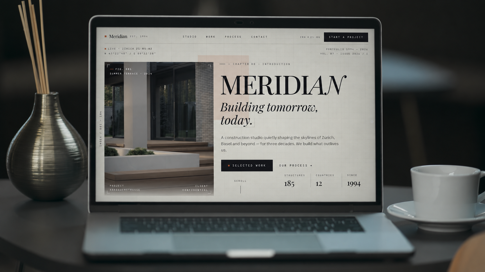 Strona Meridian Construction pokazana na ekranie laptopa